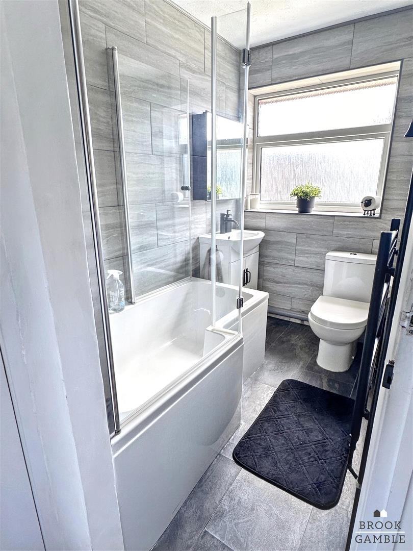 2 Bedroom Bungalow. Short Brow Close in Eastbourne,  11